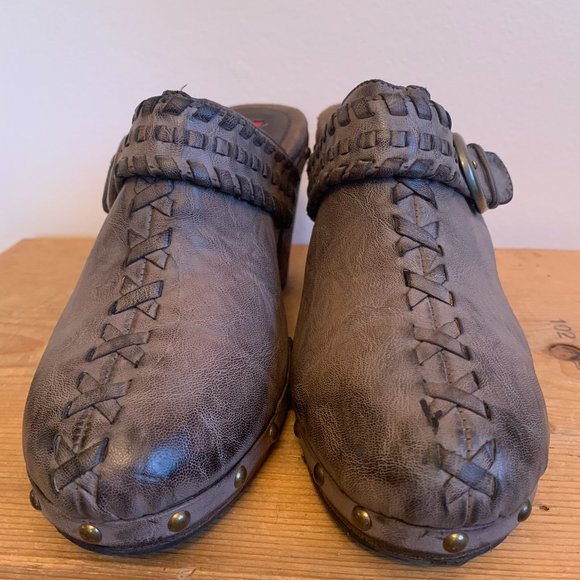 Distressed looking brown leather London Rebel clogs - Picture 3 of 4